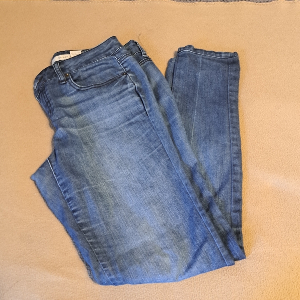 DKNY Women's 5 pocket light wash stretch blue Jeans Size 6